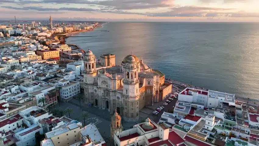 Vista aérea de Cádiz y su bahía al atardecer